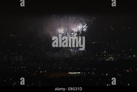 Feuerwerk über Glasgow. Zeremonie - Celtic Park - Glasgow Schottland, UK - 230714 - Glasgow 2014 Commonwealth Games öffnen Stockfoto