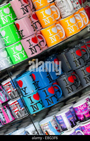 Zeilen "I Love NY" Becher stapelten hoch in ein Geschenk-Shop in New York City. Stockfoto