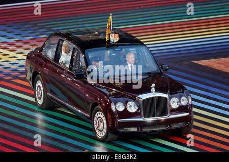 Ihre Königliche Hoheit, Königin Elizabeth II., kommt. Zeremonie - Celtic Park - Glasgow Schottland, UK - 230714 - Glasgow 2014 öffnen Stockfoto