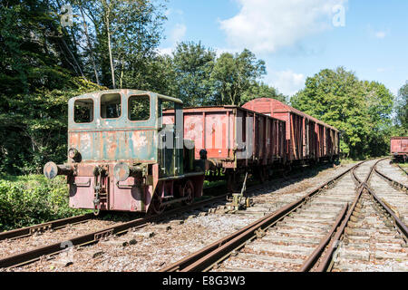 alte verrostete Zug mit Lok am Bahnhof Hombourg in Belgien Stockfoto