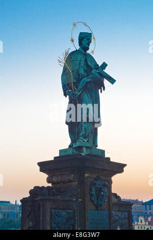 John der Nepomuk-Statue auf der Karlsbrücke in Prag in den frühen Morgenstunden. Stockfoto