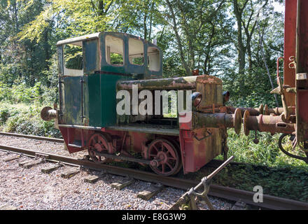 alte verrostete kleine grüne Lokomotive aus dem Zug am Bahnhof Hombourg in Belgien Stockfoto