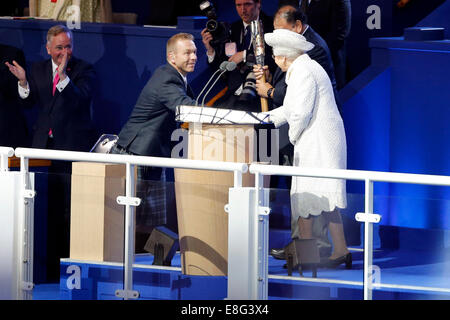 Sir Chris Hoy übergibt den Staffelstab Queens Königin Elizabeth II. Eröffnung der Zeremonie - Celtic Park - Glasgow Schottland, UK - 230714 - Gl Stockfoto