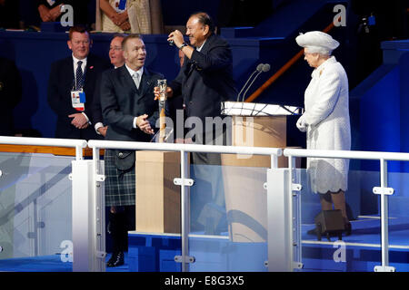 Sir Chris Hoy versucht, den Queens-Stab von Präsident der Commonwealth Games Federation Prinz Imran und Königin El beobachtet zu öffnen Stockfoto