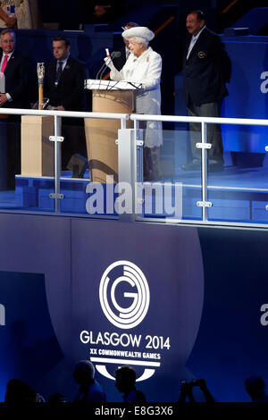Königin Elizabeth II liest die Nachricht in der Leitung enthalten. Eröffnung der Zeremonie - Celtic Park - Glasgow Schottland, UK - 230714 - G Stockfoto
