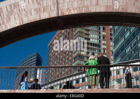 Riesigen Wolkenkratzern Uferpromenade vom Battery Park und Pier A. Pier A im Battery Park ist ein Gebäude, erbaut 1886 durch die Abteilung des Docks und Fähren, teilweise renoviert noch einen trauriger Zustand präsentiert, es scheint, dass es ein Streit zwischen den Behörden und die Unternehmen hinter seiner Rehabilitation. Im vergangenen Frühjahr begrüßt Amelia Earhart, die Königin und verschiedene Staatsoberhäupter. Stockfoto