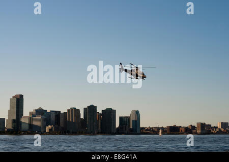 New York City Polizei-Abteilung Hafen-Einheit Hubschrauber auf dem Hudson River im Hafen von New York-New York-USA Stockfoto