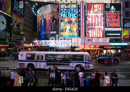 Times Square. 1560 Broadway, zwischen 46th und 47th Street. Telefon 212-869-5667 (08:00 bis 20:00). Fast 30 Millionen Besucher Stockfoto