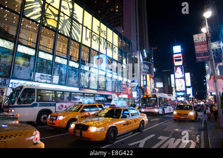 Taxis am Times Square. 1560 Broadway, zwischen 46th und 47th Street. Telefon 212-869-5667 (08:00 bis 20:00). Fast 30 millio Stockfoto