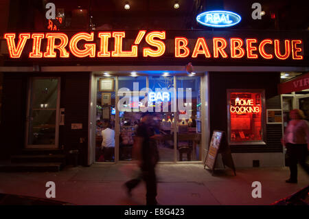 Virgil es BBQ & Bar, NYC, USA. Restuarant. Virgil ist ein überaus beliebten Schrein für Grill Fugen um das Land. Wenn das Essen nicht ganz authentisch ist, die Formel kommt nahe genug, und es funktioniert. Und der Ort riecht toll, wie alle Barbecue-Platz sein sollte. Zu den Highlights auf der Speisekarte gehören Hush Welpen mit einer Ahornsirup-Butter serviert; Texas-Verbindungen mit Senf Krautsalat geräuchert; Krabbenküchlein; gegrillte Garnelen; und Texas red Chili mit Maisbrot. Großer Grill Platten tragen verlockende Auswahl von Owensboro Lamm, Maryland Schinken, Vorderschinken Carolina, Texas Rinderbrust und vieles mehr. Stockfoto