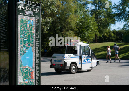 Polizeifahrzeug in Central Park New York City, Manhattan, New York, Vereinigte Staaten von Amerika. Die Go-4 Interceptor II aus dem NYPD können Sie auf fast jedem Block in Manhattan vor Ort. Verkehrspolizei nutzt diese Fahrzeuge sehr oft. Die Go-4 wurde von Westward Industries gebaut. Karte und Flugzeug auf den Central Park. Stockfoto