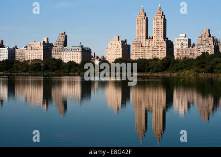 Skyline von Central Park West gesehen vom See im Central Park New York City. Der Central Park Lake, in Verbindung mit dem Ra Stockfoto