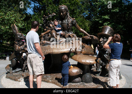 Kinder spielen auf Alice im Wunderland-Denkmal, Central Park, New York City. Alice und ihre Besetzung von Bilderbuch Freunde gefunden die Stockfoto