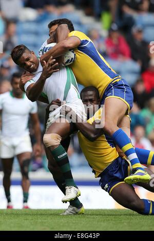 Richard Dharmapala (SRI) von Nicholas Jackman (BAR) und Philip Lucas (BAR) in Angriff genommen wird. Sri Lanka V Barbados. -Rugby Sevens Stockfoto