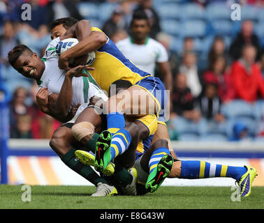 Richard Dharmapala (SRI) von Nicholas Jackman (BAR) und Philip Lucas (BAR) in Angriff genommen wird. Sri Lanka V Barbados. -Rugby Sevens Stockfoto