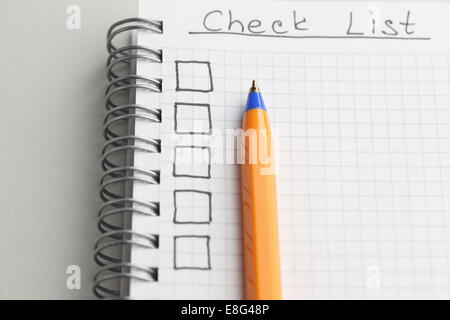 Checkliste mit Kugelschreiber. Close-up. Stockfoto