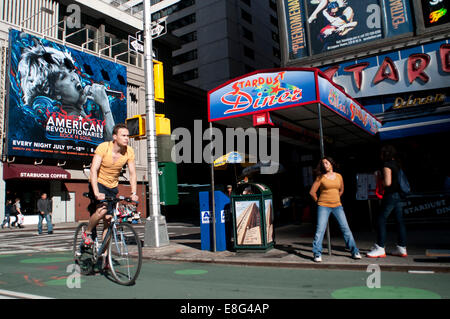 Stardust Diner Restaurant. USA, New York City, Manhattan, Times Square. Ellens Stardust Diner ist ein Retro-Design der 1950er Jahre Restaurant am 1650 Broadway [an der Südostecke der 51st Street in New York City. Das Diner gilt als einer der besten Themenrestaurants in New York wegen seiner Singende Kellner. Das Diner enthält auch Retro-Themen Erinnerungsstücke wie Fotos von vielen vergangenen Miss U-Bahnen an den Wänden, ein indoor-Zug, 1956 Predicta TV und einen "Autokinos"-Bildschirm, der präsentiert Vorstellungen der 1950er Jahre und ist beliebt bei Kindern und Erwachsenen Stockfoto