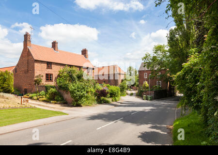 Alte und neue Häuser im Dorf Eakring, Nottinghamshire, England, UK Stockfoto