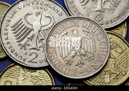 Münzen aus Deutschland. Bundesadler dargestellt in alten D-Mark-Münzen. Stockfoto