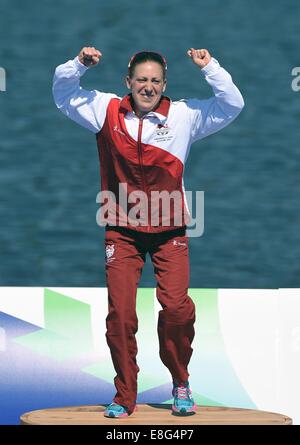 Jodie Stimpson (ENG) feiert die Goldmedaille in der Frauen Triathlon bei den Commonwealth Games 2014. Das erste Gold Stockfoto