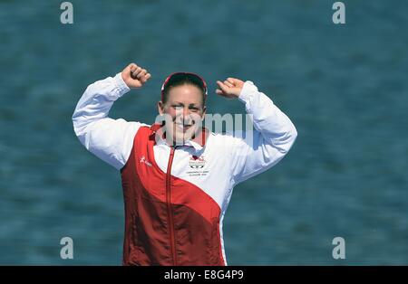 Jodie Stimpson (ENG) feiert die Goldmedaille in der Frauen Triathlon bei den Commonwealth Games 2014. Das erste Gold Stockfoto