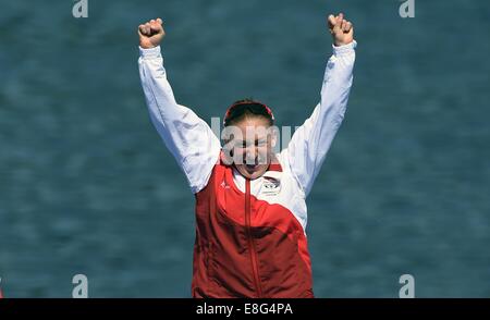 Jodie Stimpson (ENG) feiert die Goldmedaille in der Frauen Triathlon bei den Commonwealth Games 2014. Das erste Gold Stockfoto