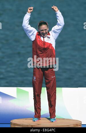 Jodie Stimpson (ENG) feiert die Goldmedaille in der Frauen Triathlon bei den Commonwealth Games 2014. Das erste Gold Stockfoto