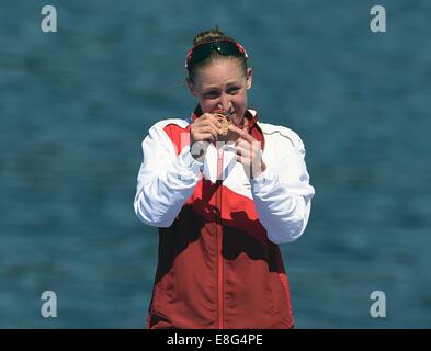 Jodie Stimpson (ENG) feiert die Goldmedaille in der Frauen Triathlon bei den Commonwealth Games 2014. Das erste Gold Stockfoto