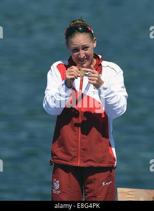 Jodie Stimpson (ENG) feiert die Goldmedaille in der Frauen Triathlon bei den Commonwealth Games 2014. Das erste Gold Stockfoto