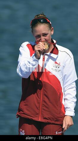 Jodie Stimpson (ENG) feiert die Goldmedaille in der Frauen Triathlon bei den Commonwealth Games 2014. Das erste Gold Stockfoto