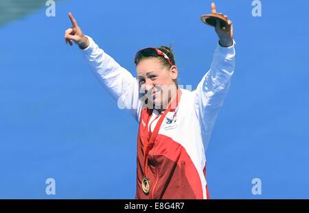 Jodie Stimpson (ENG) feiert die Goldmedaille in der Frauen Triathlon bei den Commonwealth Games 2014. Das erste Gold Stockfoto