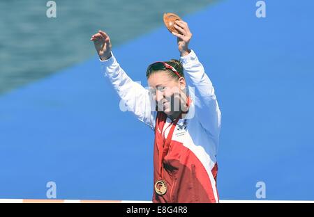 Jodie Stimpson (ENG) feiert die Goldmedaille in der Frauen Triathlon bei den Commonwealth Games 2014. Das erste Gold Stockfoto