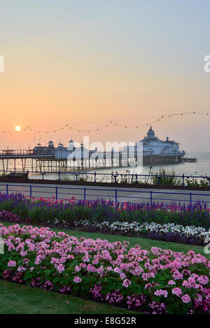 Eastbourne Pier und Teppich-Gärten. East Sussex Stockfoto