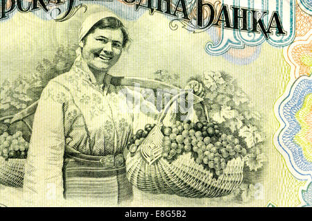 Ausschnitt aus einer der 1950er Jahre bulgarische Lev 100 Banknote zeigt eine Frau mit einem Korb voll mit Trauben Stockfoto