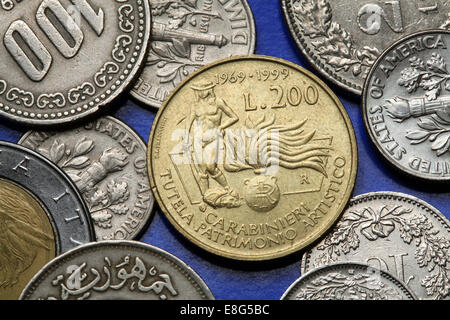 Münzen aus Italien. David von Donatello und die Carabinieri-Emblem in der alten italienischen 200 Lira-Münze abgebildet. Stockfoto