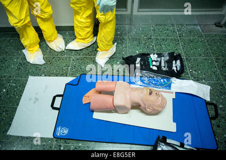 Hamburg, Deutschland. 7. Oktober 2014. Soldaten aus der Armee Sanitäter Dienst nehmen Teil in einem Barriere-Krankenpflege-Kurs (lernen, Umgang mit hoch ansteckend Patienten) in der aktuellen Medizin Fakultät Army Hospital am Bernhard Nocht Institut (BNI) in Hamburg, Deutschland, 7. Oktober 2014. Die Soldaten, die sich freiwillig gemeldet haben, gegen Ebola und anderen Operationen in Afrika zu helfen, sind für den möglichen Einsatz ausgebildet. Foto: CHRISTIAN CHARISIUS/Dpa/Alamy Live News Stockfoto