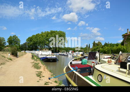 Boote im Canal du Midi in Capestang, Languedoc, Frankreich Stockfoto