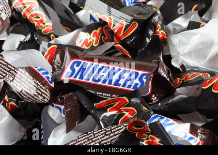 Tambow, Russische Föderation - 2. September 2012 leeren Bonbonverpackungen von Snickers und Mars Minis candy Bars Heap. Stockfoto