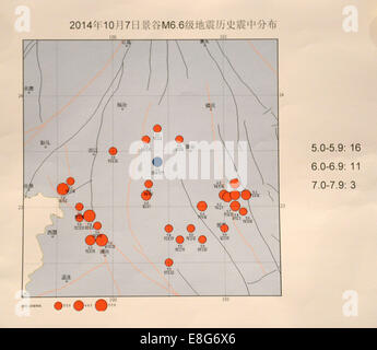 Kunming. 7. Oktober 2014. Foto aufgenommen am 7. Oktober 2014 zeigt historische Epizentrum Lageplan der Informationen des Jinggu County Erdbeben auf Seismological Bureau der Provinz Yunnan in Kunming, Hauptstadt der südwestlichen chinesischen Provinz Yunnan. Eine Erdbeben der Stärke 6,6 erschüttert Jinggu County von Pu'er City in Yunnan bei 21:49 Beijing Zeit (GMT-1349), nach China Erdbeben Netzwerke Center (CENC). Bildnachweis: Hu Chao/Xinhua/Alamy Live-Nachrichten Stockfoto