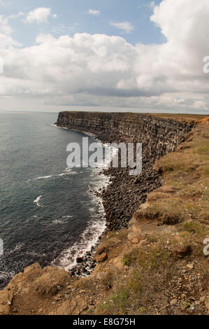 Island: die Felsen und die schwarzen Sand von Krysuvikurberg Klippen in der geothermischen Bereich der Krysuvik, eine der schönsten Landschaften in Island Stockfoto