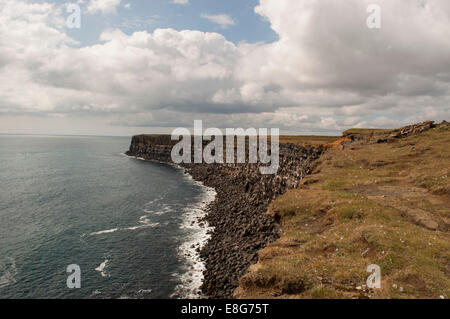 Island: die Felsen und die schwarzen Sand von Krysuvikurberg Klippen in der geothermischen Bereich der Krysuvik, eine der schönsten Landschaften in Island Stockfoto