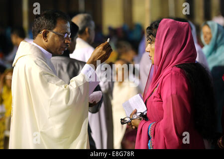 Heilige Kommunion Ostern Sonntag Masse Service an römische katholische St. Patrick-Kathedrale in Karachi, Pakistan Stockfoto