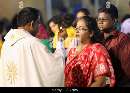 Heilige Kommunion Ostern Sonntag Masse Service an römische katholische St. Patrick-Kathedrale in Karachi, Pakistan Stockfoto