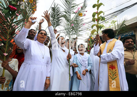 Katholische christliche Pilger marschieren während der Palmsonntag Prozession durch das christliche Viertel Youhanabad von Lahore, Pakistan Stockfoto