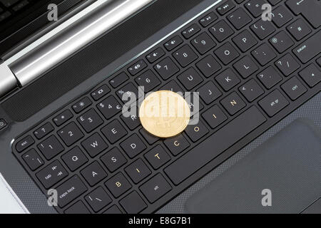 Studioaufnahme des goldenen virtuelle Währung Bitcoin auf Laptop. Nahaufnahme der Vorderseite. Stockfoto