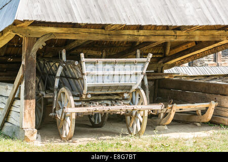 Alten rumänischen Lastwagen (Caruta) In traditioneller Bauernhof Scheune Stockfoto