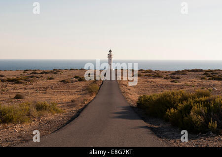 Formentera, Balearen: die Straße, die mediterrane Macchia und Es Cap de Barbaria Leuchtturm, 1972 an der südlichen Spitze der Insel gebaut Stockfoto