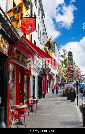 Geschäfte und ein Café auf der High Street in der Innenstadt, Kilkenny Stadt, Grafschaft Kilkenny, Irland Stockfoto