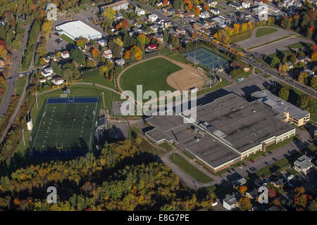 Ecole Secondaire Roger-Comptois High-School ist in der Quebec Stadt Vorort von Loretteville abgebildet. Stockfoto