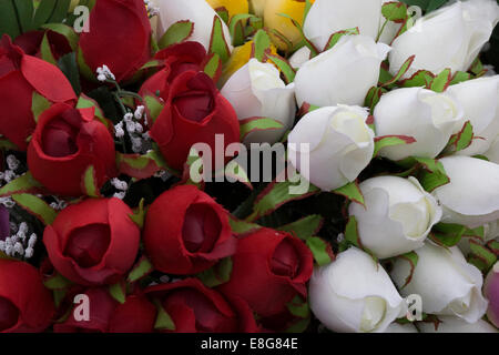 Bouquet von weißen, roten und gelben Rosen Stockfoto